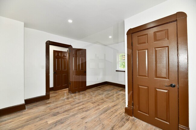 Building Photo - 3634 N Kenwood Ave