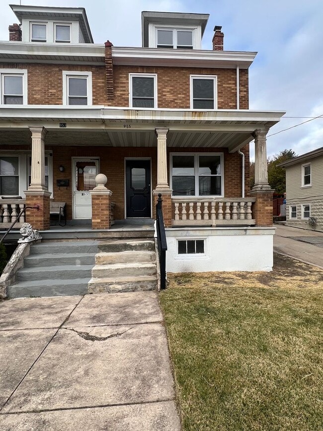 Building Photo - 955 E Main St