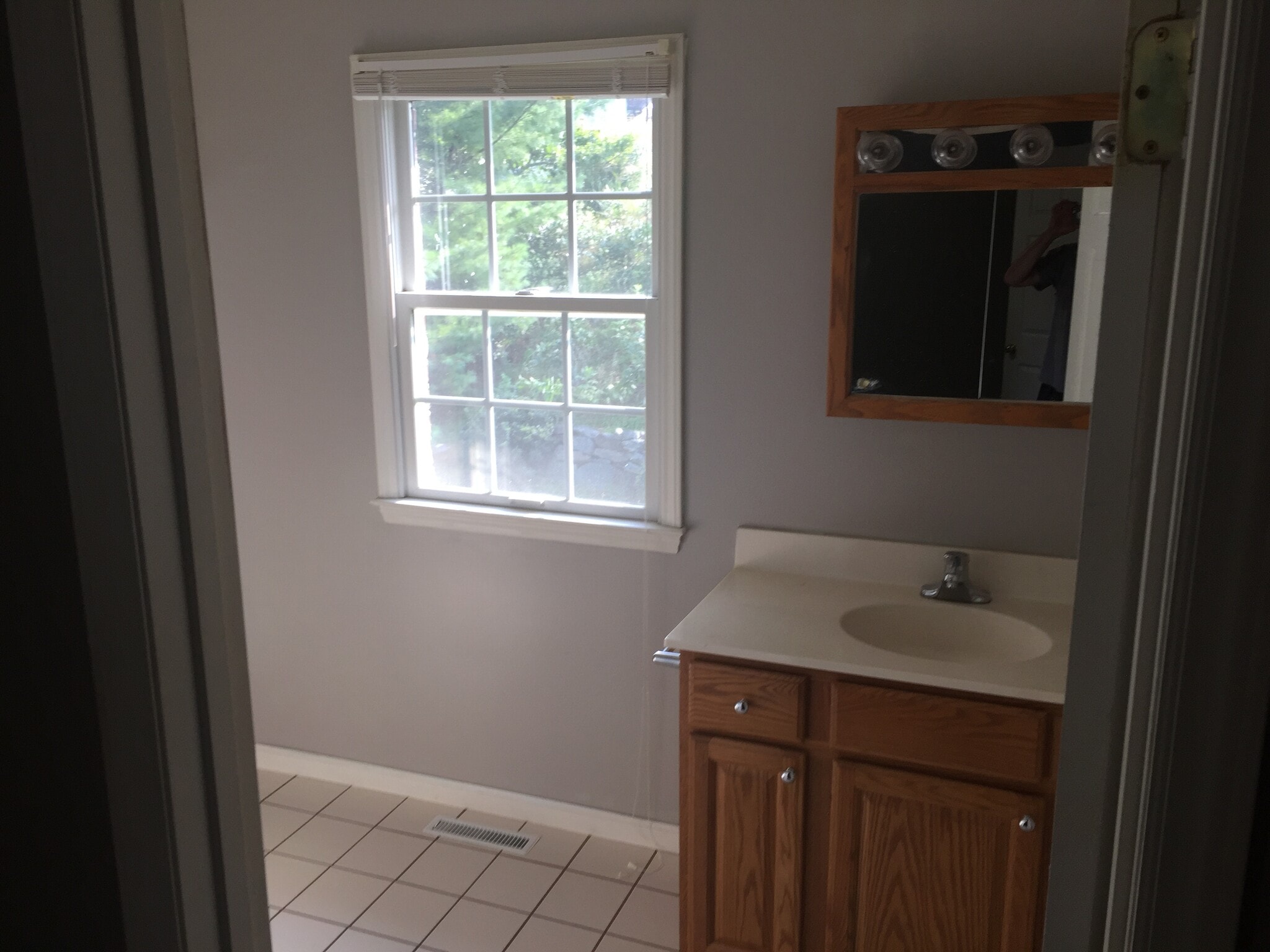 Building Photo - 251 Rembrandt Dr