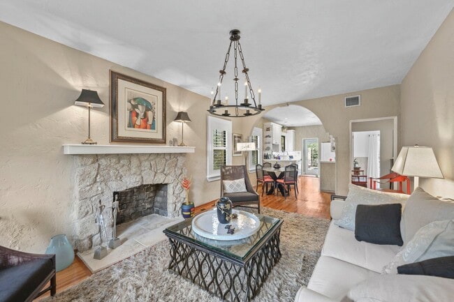 Building Photo - 605 Sunset Rd