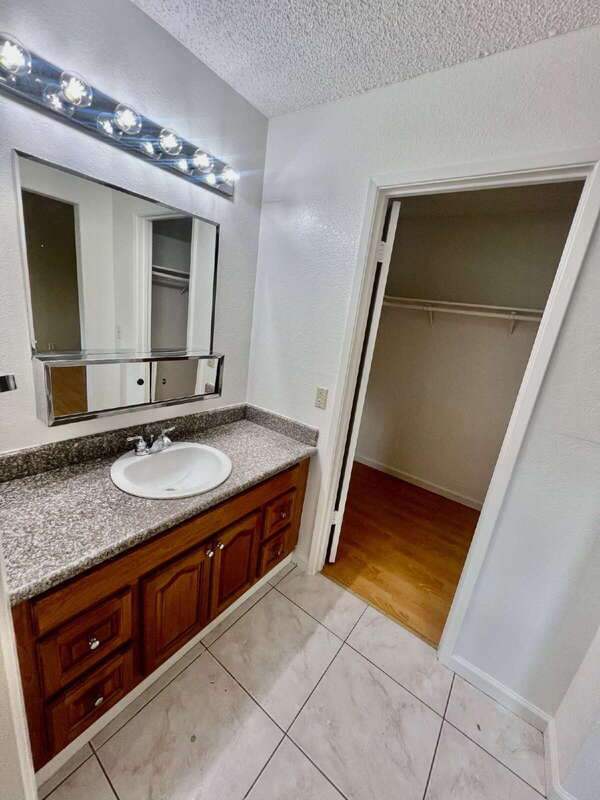 Building Photo - 827 Crested Dr