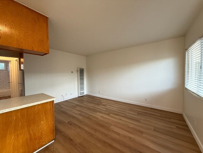 Building Photo - Downtown Ventura Upstairs One Bedroom Apartment