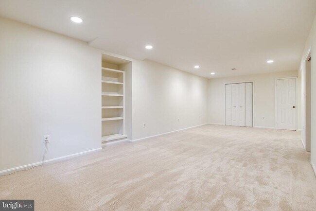 Building Photo - 1646 Montmorency Dr