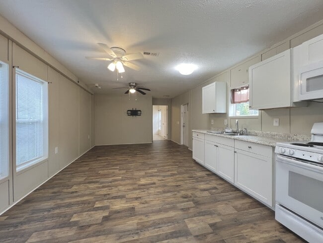 Building Photo - **Newly Remodeled spacious 2 bd. 2 bath Mo...
