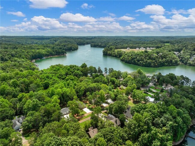 Building Photo - 8079 Beachwood Dr