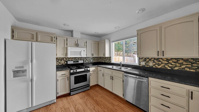 Building Photo - 3 Bed 2 Bath - One Story - Pet Friendly - Groups - NAS Whidbey