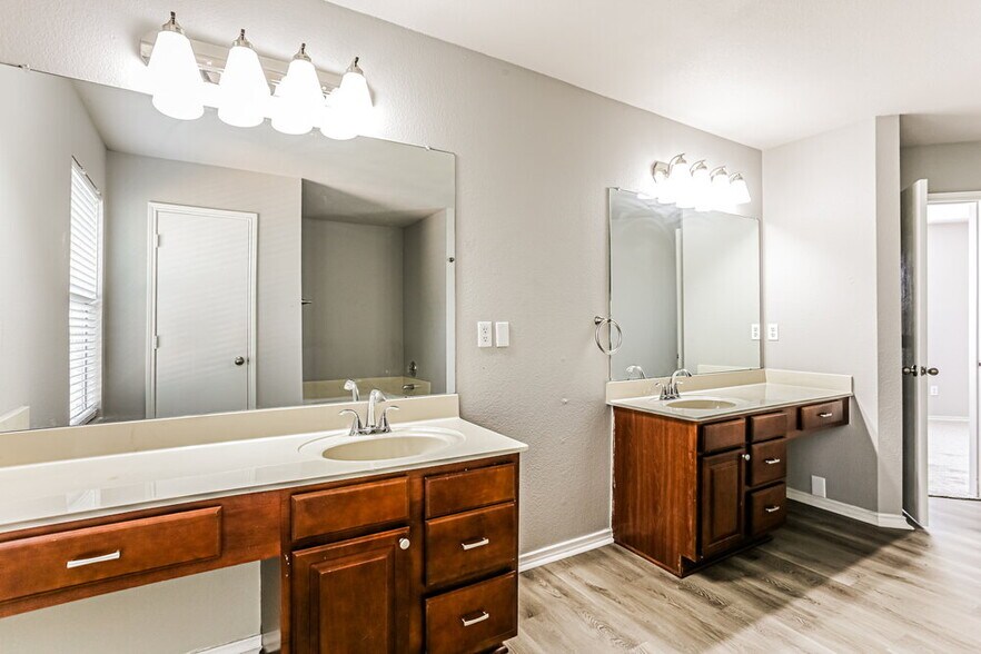 Building Photo - 8201 Southbrook Cir