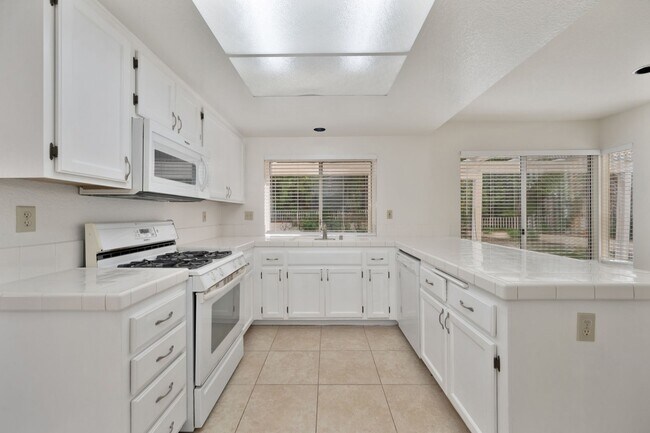 Building Photo - CHARMING HOME IN TEMECULA 3 BD/2.5 BA | OV...