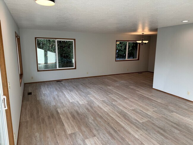 Building Photo - Beautifully updated 3 bedroom, 2 bath house in Eugene!