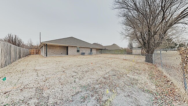 Building Photo - Beautiful 3 Bedroom 2 Bathroom Duplex Next...