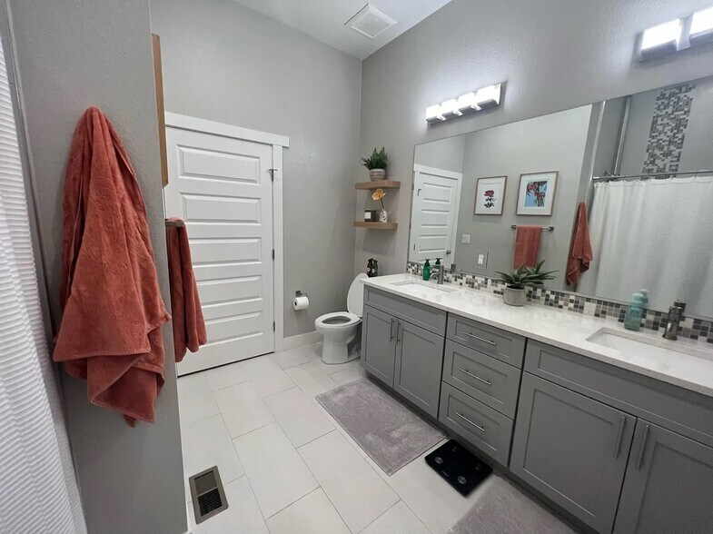 Master bathroom - 2860 W Parkside Pl