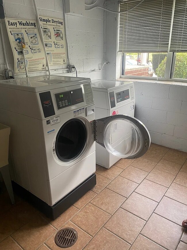 Building Photo - Radnor Manor