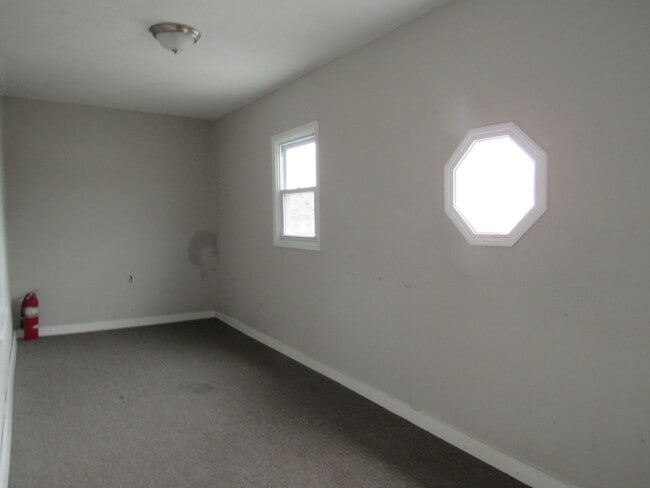 Building Photo - Dracut Beautiful 5 Bedroom Apartment Ready for Occupancy!!