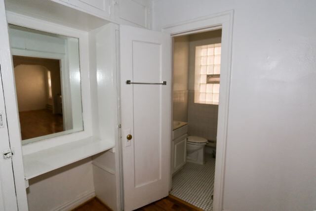 Building Photo - 533 W Roscoe St