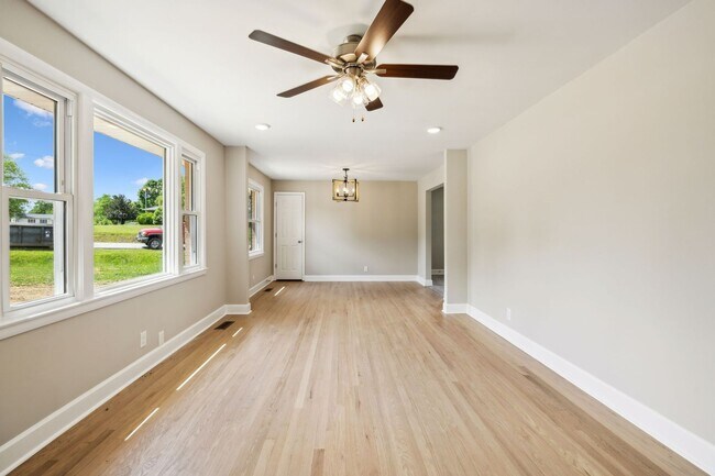Building Photo - Sango Beauty With Finished Basement!