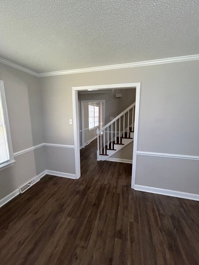 Building Photo - Spacious 3 bedroom 3 bath home for rent