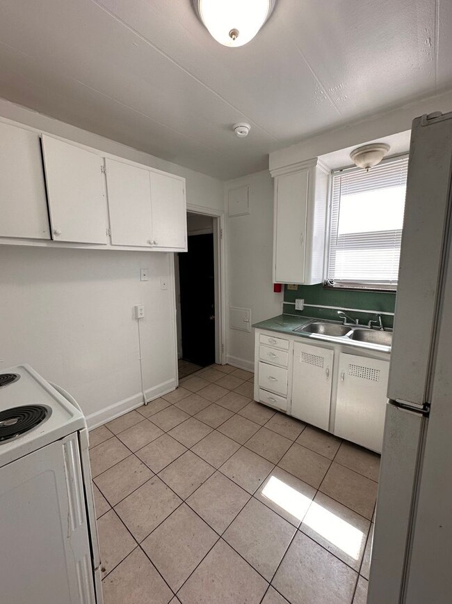 Building Photo - 210 Perrin St