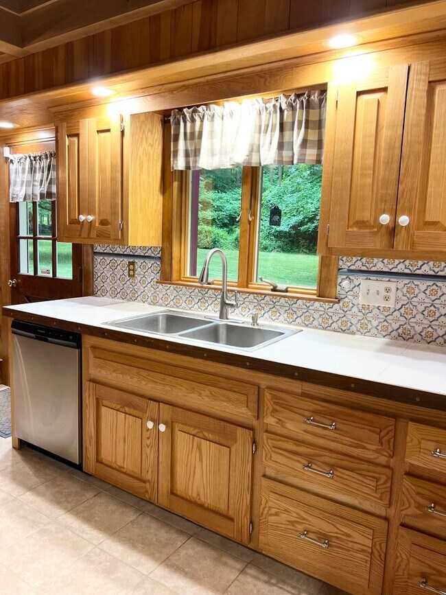 Building Photo - Private single family home for rent in East haddam