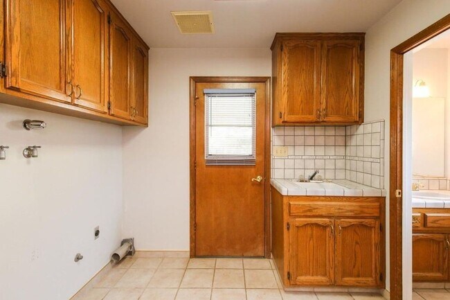 Building Photo - Clovis Ranch style 4 bedroom with Pool on ...