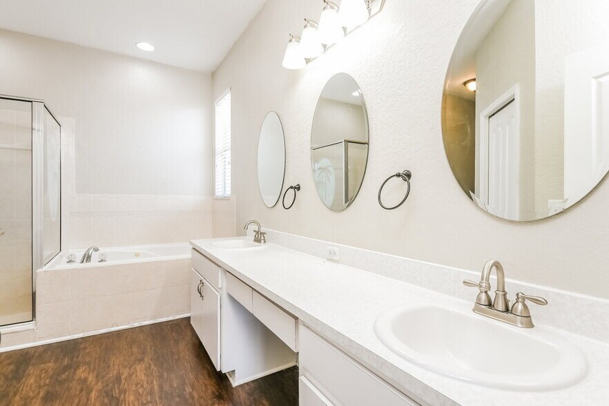Building Photo - 6033 Live Oak Dr