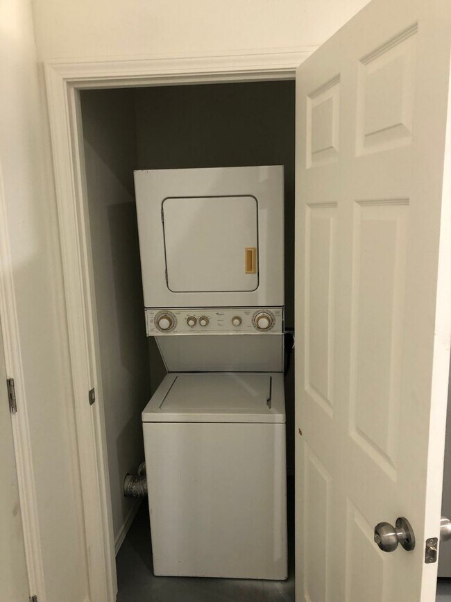 Building Photo - Charming 2BR Duplex in Mineola