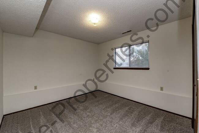 Building Photo - 4 bedroom 2.5 bathroom Home