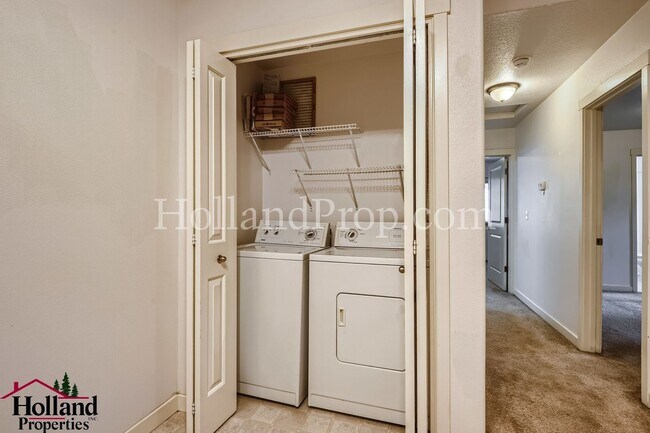 Building Photo - Spacious 2 Bedroom, 2 Bathroom Apartment with Dual Decks in Northeast Portland! NEW PRICE $1,750 !!