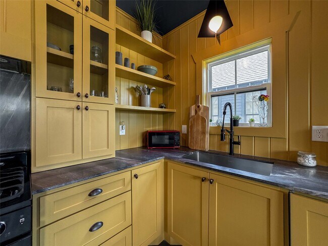 Building Photo - 1208 32nd St