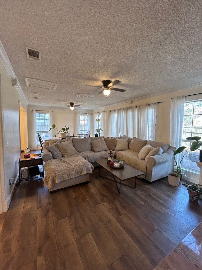 Building Photo - 4 bedroom 2 bathroom home in Hunters Chase...