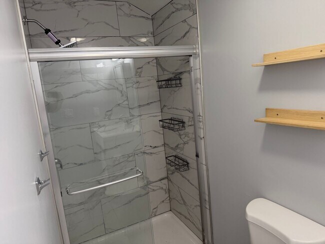 Building Photo - 2-Bedroom, 1 Bath Single Family for Rent in Middletown , OH|  Modern Kitchen
