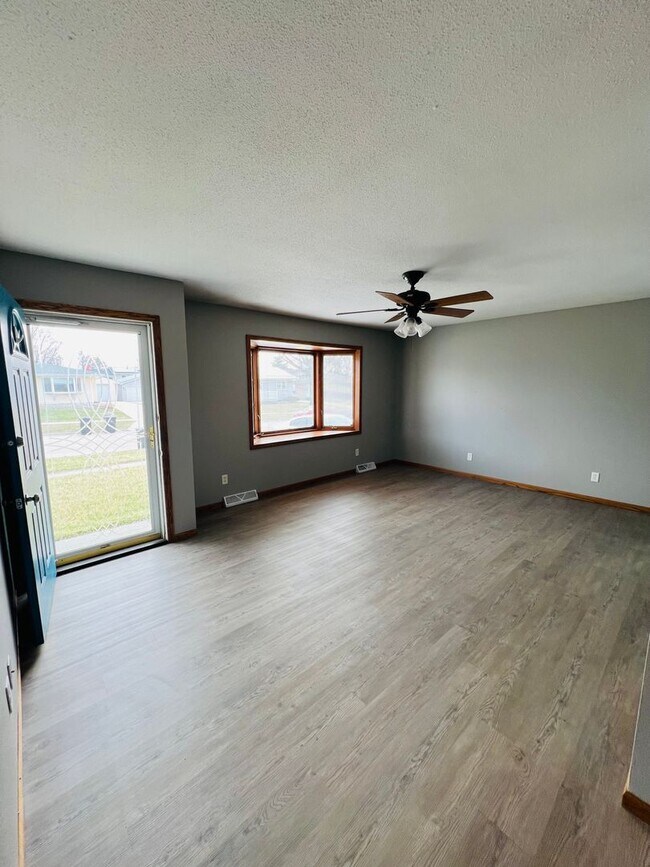 Building Photo - 3 Bedroom Home w/ Garage in Marion, IA