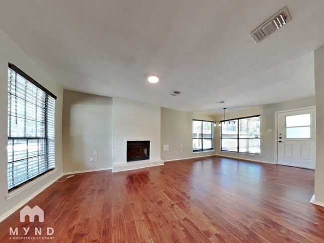 Building Photo - 102 Summer Crest Cir