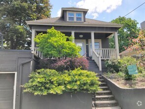 Building Photo - Vernon Craftsman Nestled into a Rare Dead-...