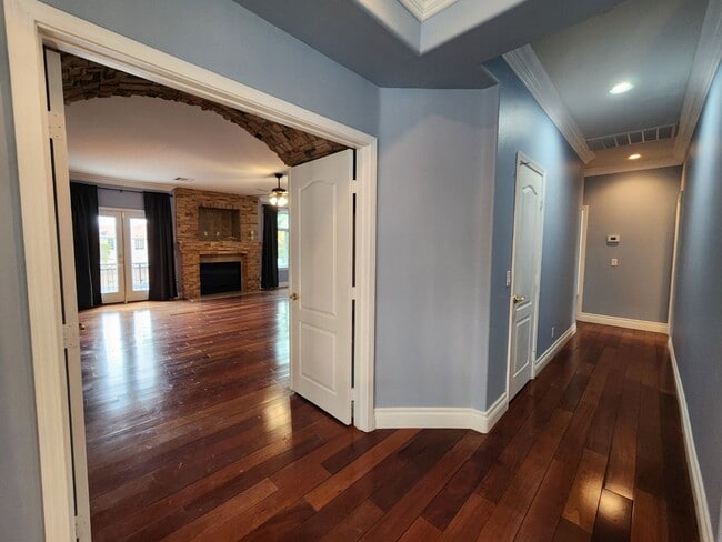 Building Photo - Entertainers Delight with minutes of shopping and restaurants