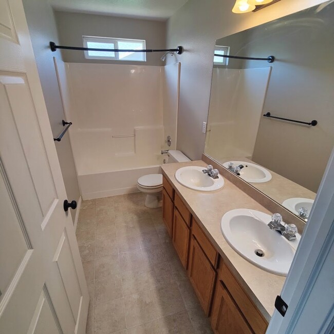 Building Photo - 5 Bed/3 Bath Townhome for Rent in Cedar Hi...