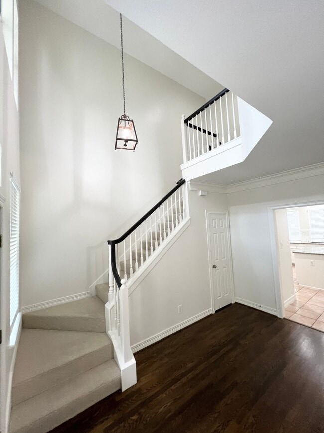 Building Photo - Stunning 4/3/2 Townhome in the Museum District !!!
