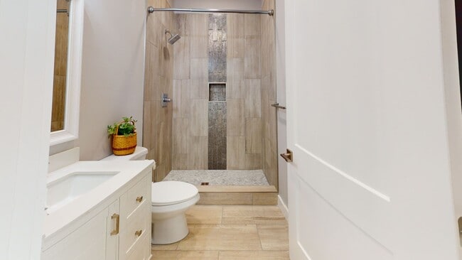 Building Photo - 5BR/5BA in Fort Sanders | Private Bathroom...