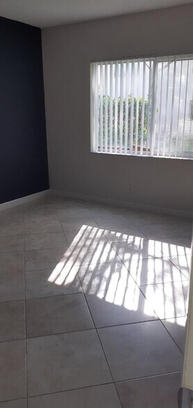 Building Photo - 101 SE 6th Ave