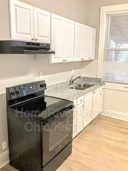 Building Photo - 122 Ash St