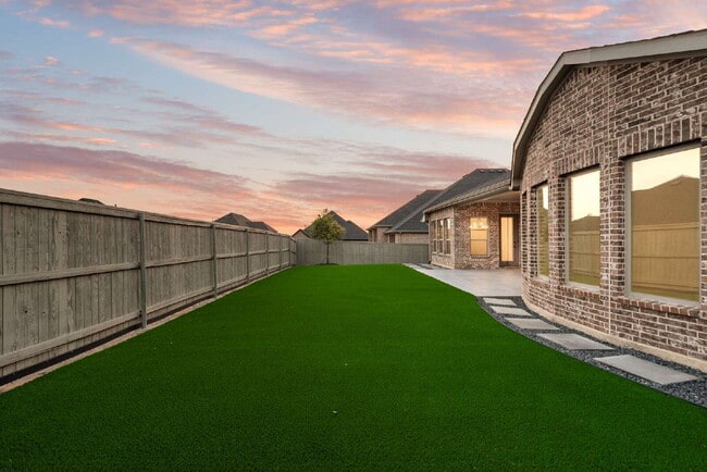 Building Photo - "Spacious 4-Bedroom Retreat with 2.5 Baths...