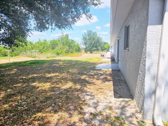Building Photo - 3 BR / 2 BA Duplex Conveniently Located in Lehigh Acres