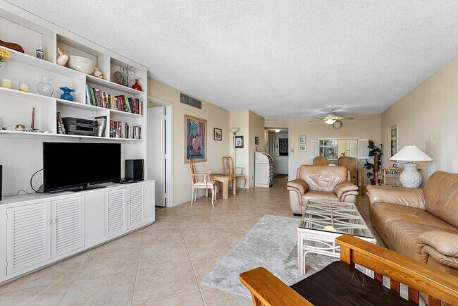 Building Photo - 931 Gardenia Dr