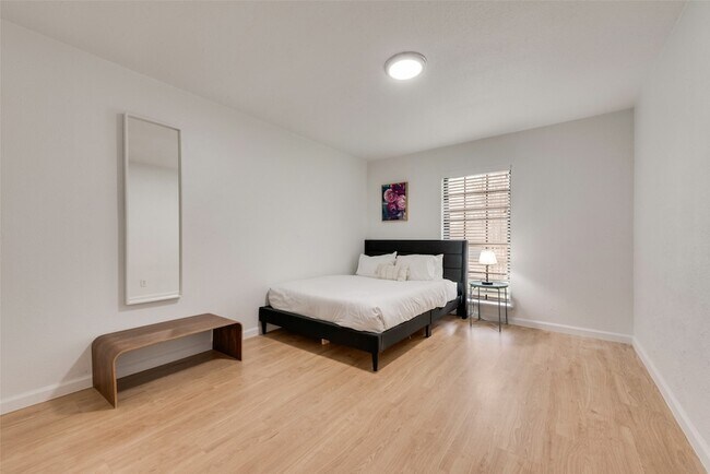 Building Photo - 9230 Millwood Dr