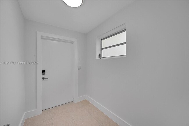 Building Photo - 810 SW 12th Ct