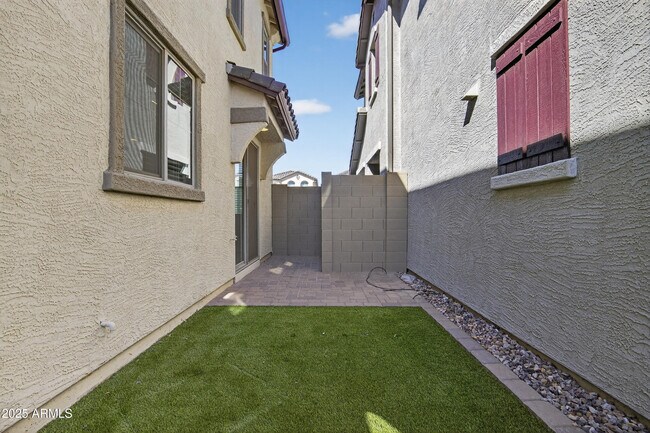 Building Photo - 1218 W Sparrow Dr