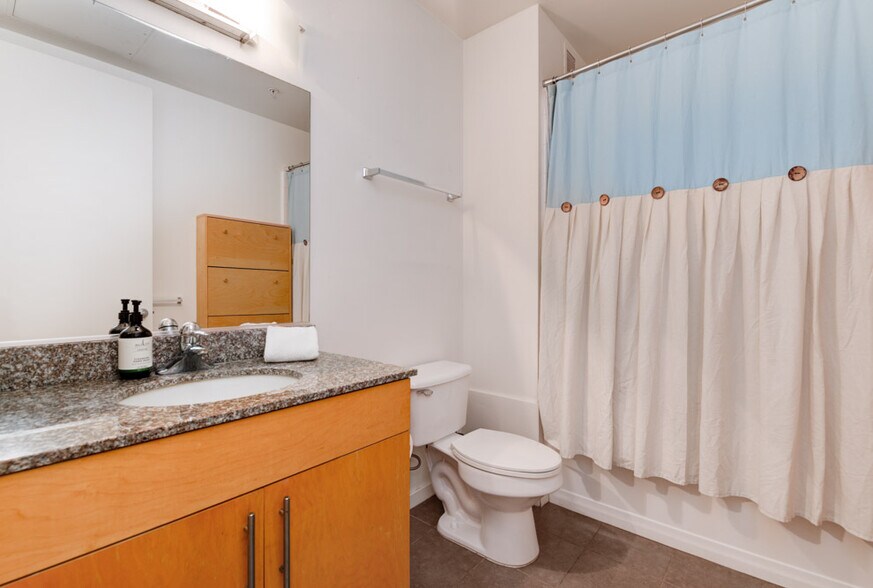 Building Photo - 1025 Island