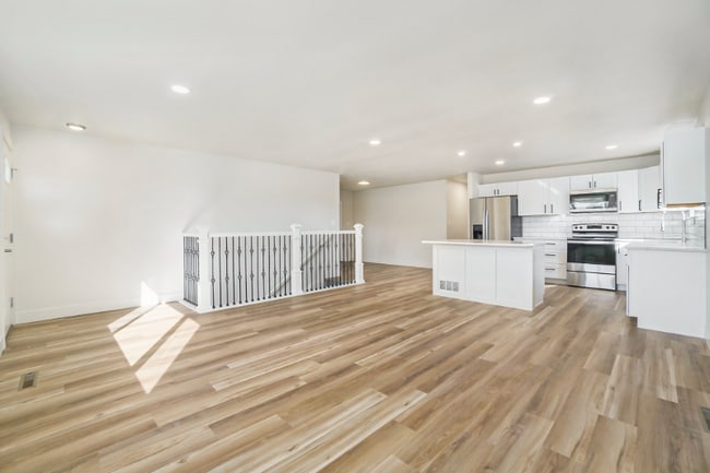 Building Photo - 100 Sunflower Dr