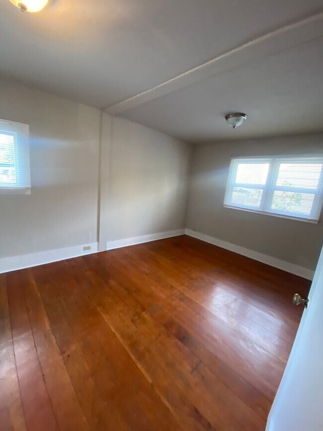 Building Photo - Adorable Cottage Style Home Near Reed College and Woodstock and Trader Joes.