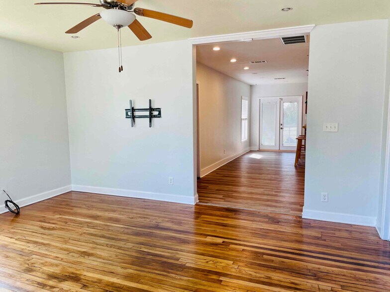 Building Photo - 117 SE Gilliland Rd