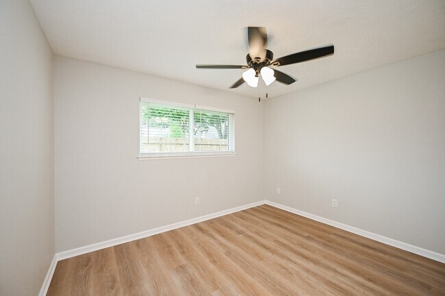 Building Photo - 2818 Green Fields Dr